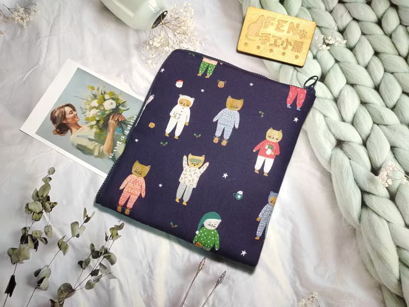 袋物系列-美國限量棉布貓咪睡衣派對L型拉鍊袋鋪棉-電子書保護套