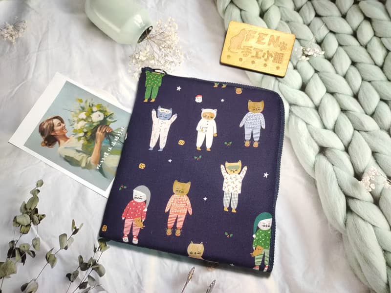 袋物系列-美國限量棉布貓咪睡衣派對L型拉鍊袋鋪棉-電子書保護套