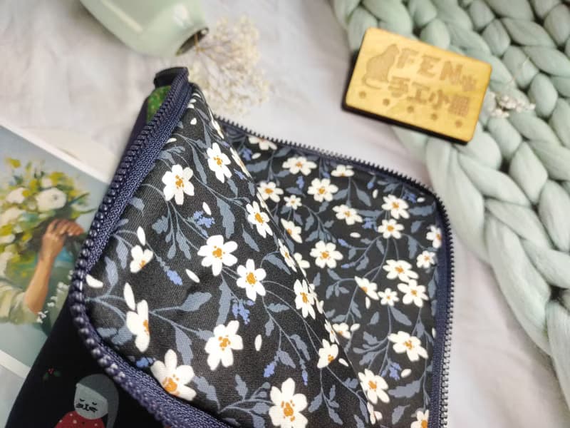 袋物系列-美國限量棉布貓咪睡衣派對L型拉鍊袋鋪棉-電子書保護套