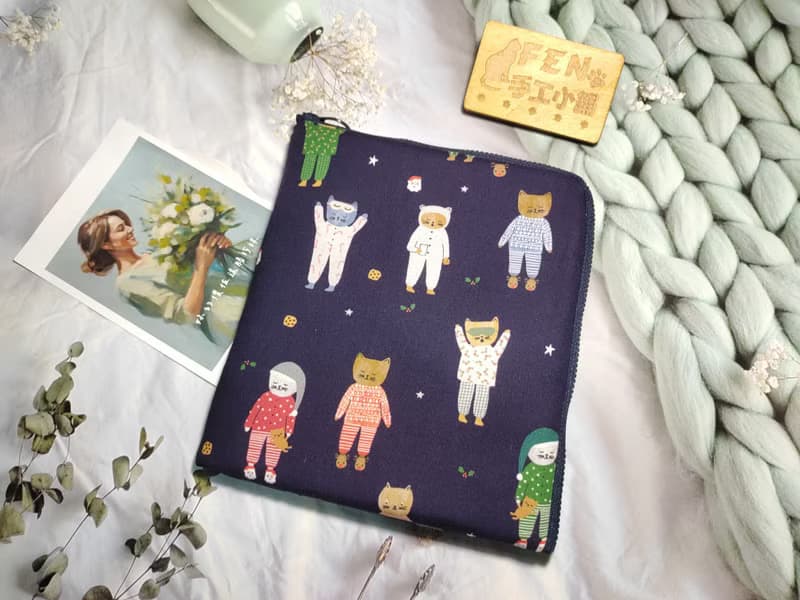 袋物系列-美國限量棉布貓咪睡衣派對L型拉鍊袋鋪棉-電子書保護套