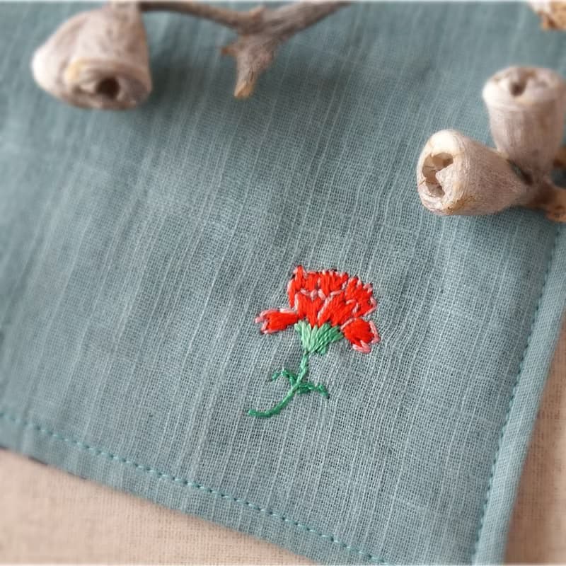手刺繍入り4重ガーゼハンカチ カーネーションレッド(受注制作)