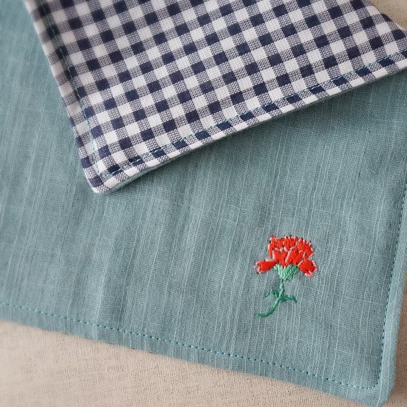 手刺繍入り4重ガーゼハンカチ カーネーションレッド(受注制作)