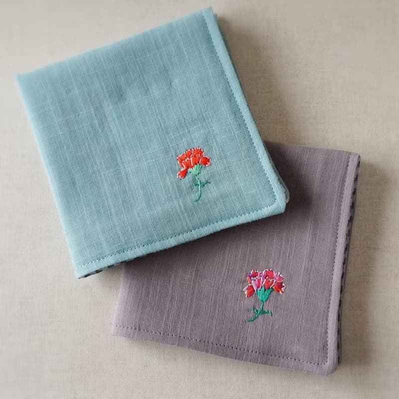 手刺繍入り4重ガーゼハンカチ カーネーションレッド(受注制作)
