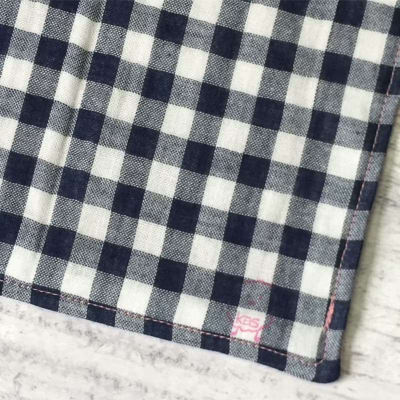 手刺繍入り4重ガーゼハンカチ カーネーションレッド(受注制作)