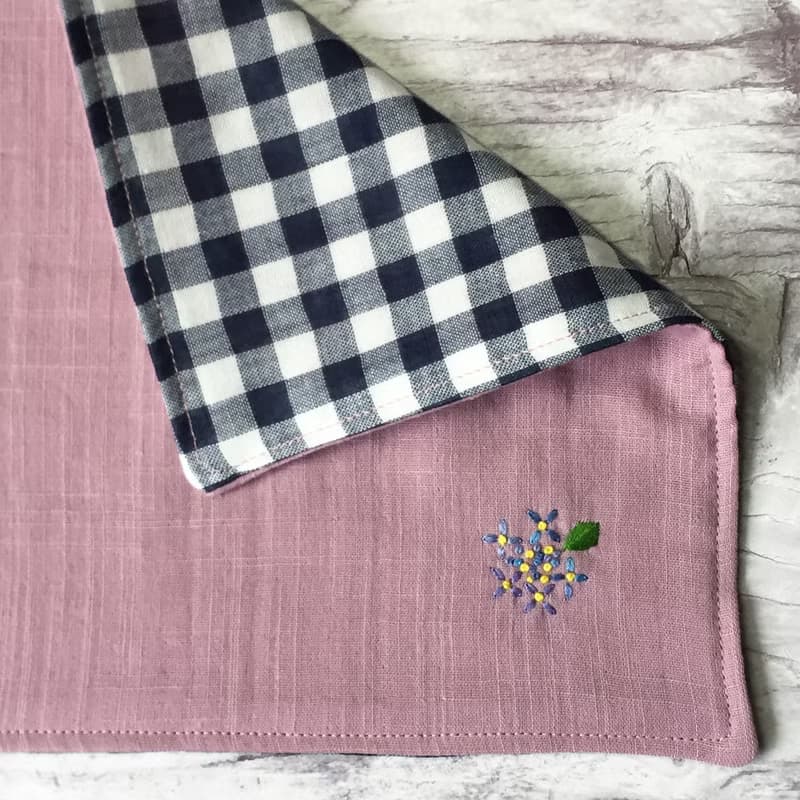 手刺繍入り4重ガーゼハンカチ カーネーションレッド(受注制作)