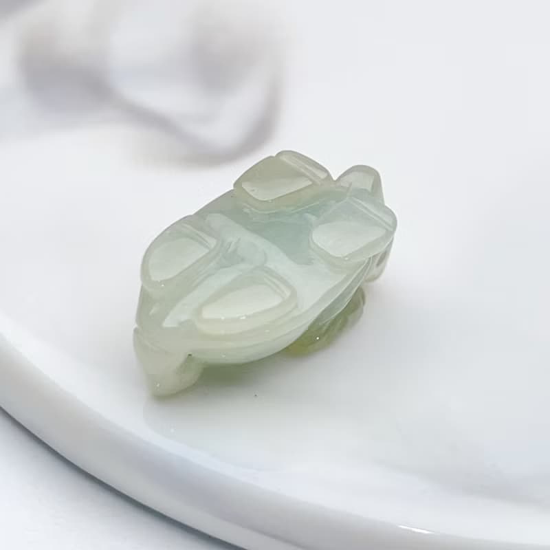 【吉祥‧長壽】冰種飄黃翡翠龍龜小擺飾 |天然緬甸玉翡翠A貨|送禮