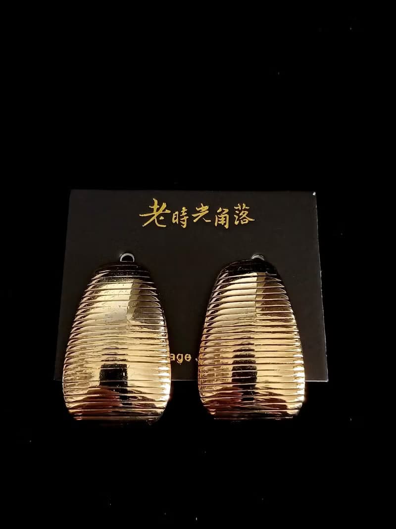 vintage jewelry  AVON 典雅金色橫紋夾式耳環
