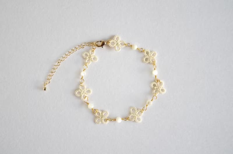 タティングレースの小花とマザーオブパールのブレスレット