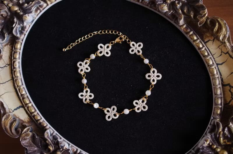 タティングレースの小花とマザーオブパールのブレスレット