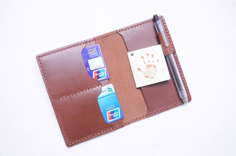 【雙咭位插筆護照夾-深棕｜RUSSEL 】好好縫 皮革材料包 免費刻字 手工包 PASSPORT HOLDER 皮夾 護照夾 證件套 旅行 簡約實用 意大利皮 植鞣革 皮革DIY 伴侶 纖薄 真皮 原色啡黑深藍綠橙紅灰等 超過五十皮色選擇