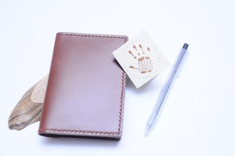 【雙咭位插筆護照夾-深棕｜RUSSEL 】好好縫 皮革材料包 免費刻字 手工包 PASSPORT HOLDER 皮夾 護照夾 證件套 旅行 簡約實用 意大利皮 植鞣革 皮革DIY 伴侶 纖薄 真皮 原色啡黑深藍綠橙紅灰等 超過五十皮色選擇
