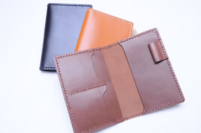 【雙咭位插筆護照夾-深棕｜RUSSEL 】好好縫 皮革材料包 免費刻字 手工包 PASSPORT HOLDER 皮夾 護照夾 證件套 旅行 簡約實用 意大利皮 植鞣革 皮革DIY 伴侶 纖薄 真皮 原色啡黑深藍綠橙紅灰等 超過五十皮色選擇