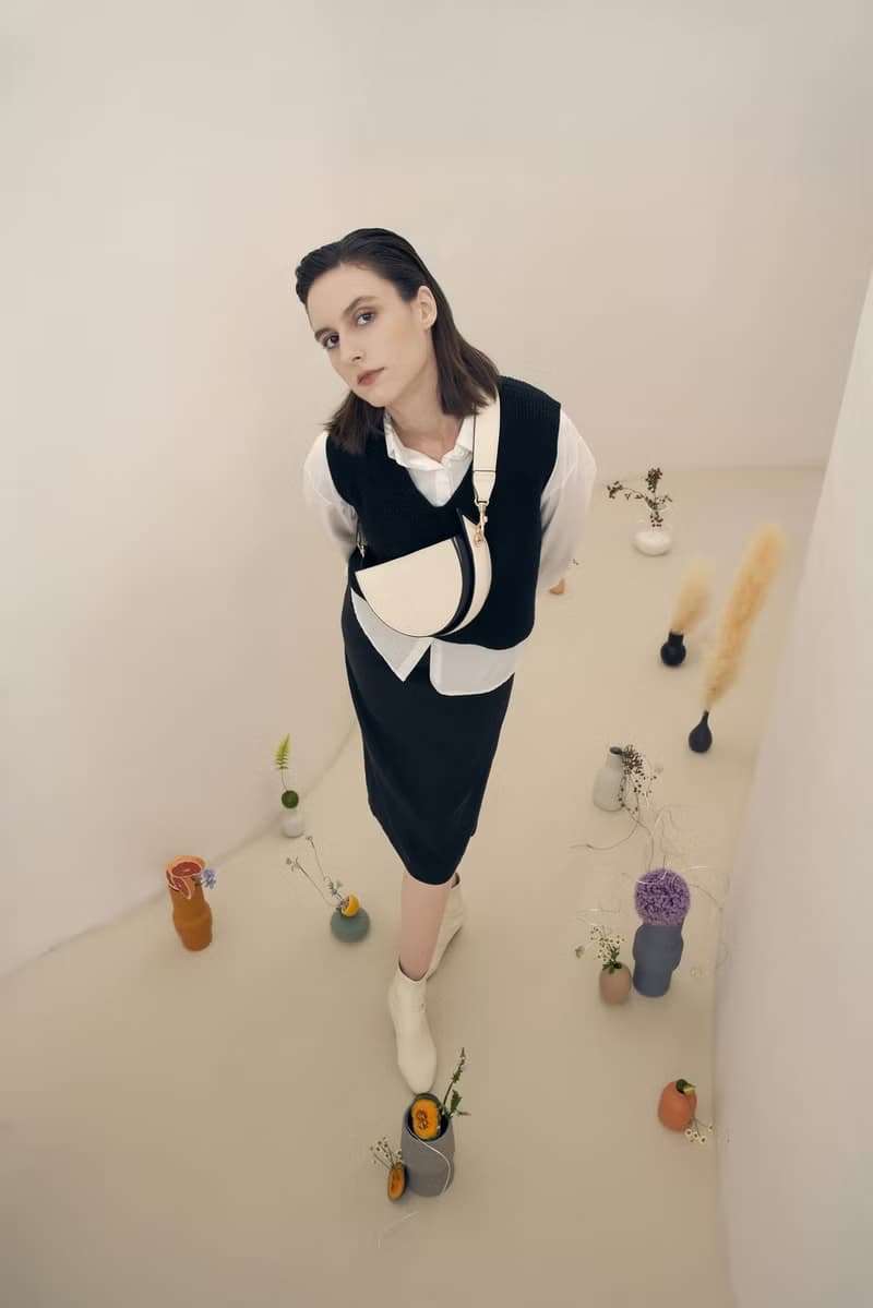 The ONE Bag 素皮革圓包 手拿包 斜背包 側背包 黑色x米白色