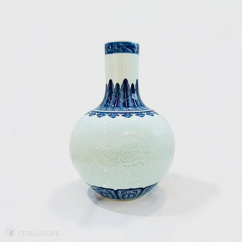 青瓷雕花頸瓶