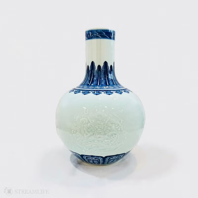 青瓷雕花頸瓶