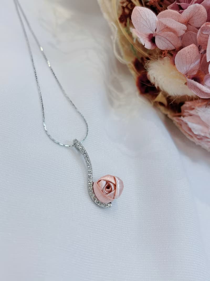 Re-Re蠶絲金工【情人節】星耀系列 小玫瑰流線項鍊 星耀粉