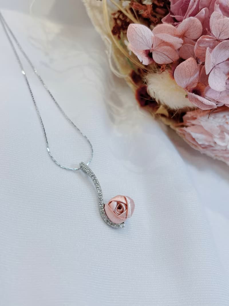 Re-Re蠶絲金工【情人節】星耀系列 小玫瑰流線項鍊 星耀粉