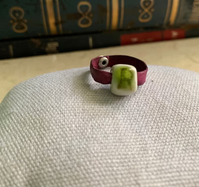 戒指 日本白瓷 自然釉色 無限看不膩色調 真皮革 字母系列