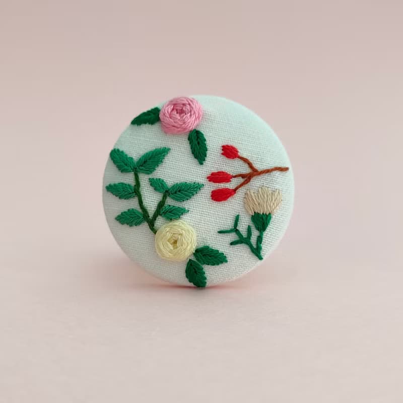 バラと緑の刺繍ブローチor刺繍ヘアゴム