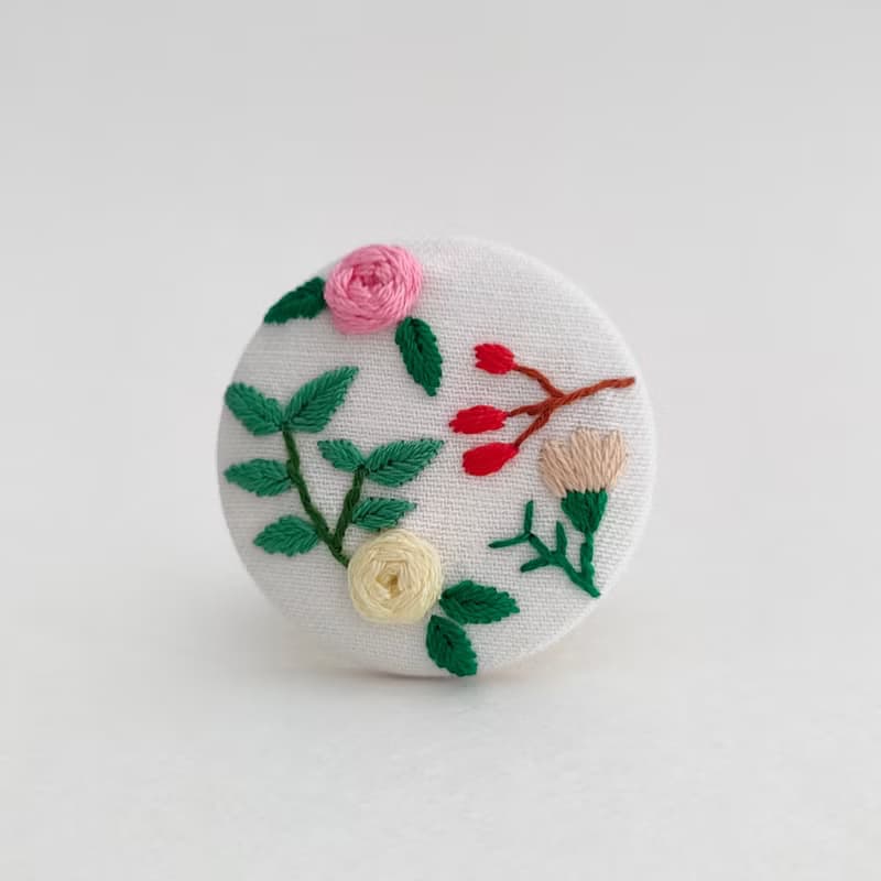 バラと緑の刺繍ブローチor刺繍ヘアゴム