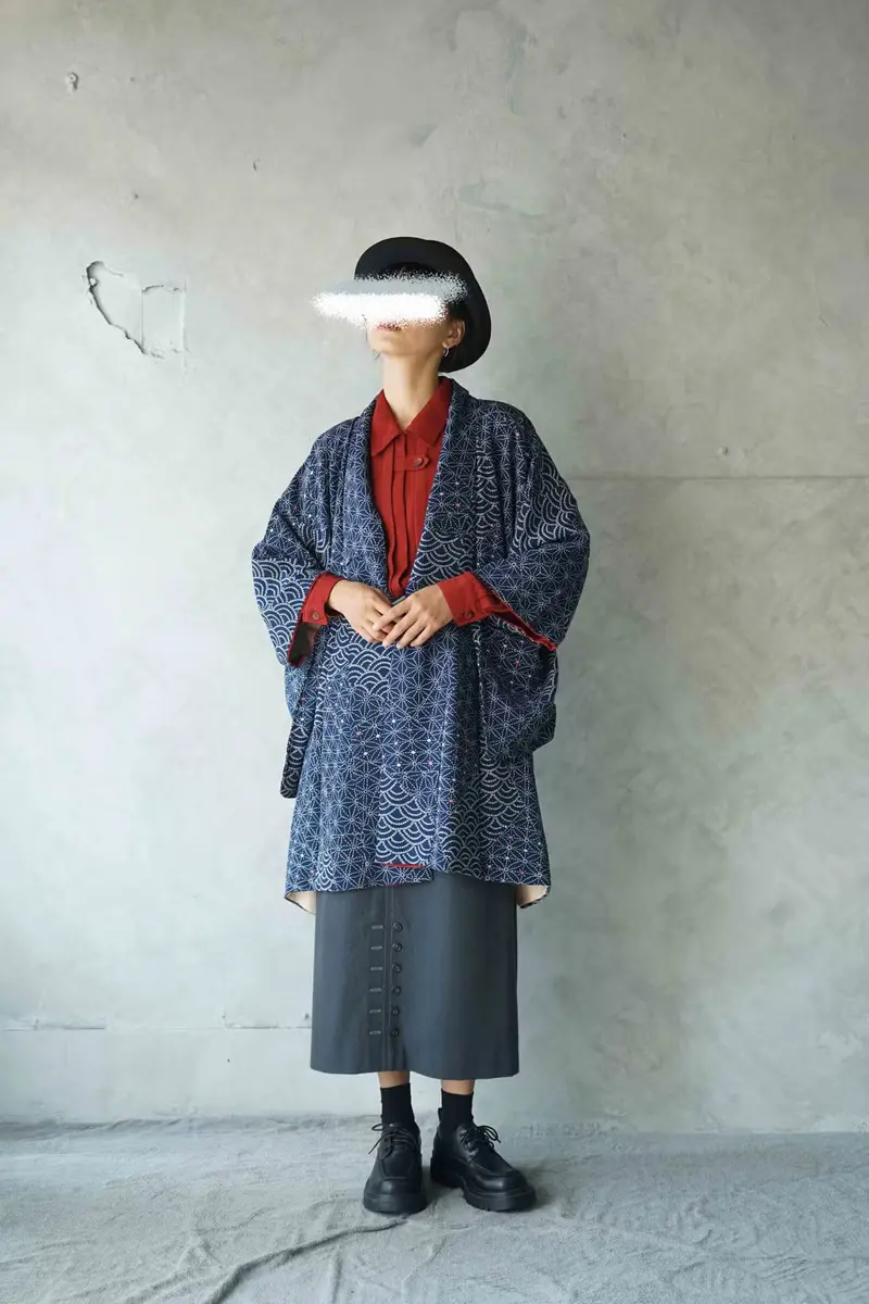 尋寶古著-日本傳統圖紋藍白色印花絹料小紋和服改製罩衫外套