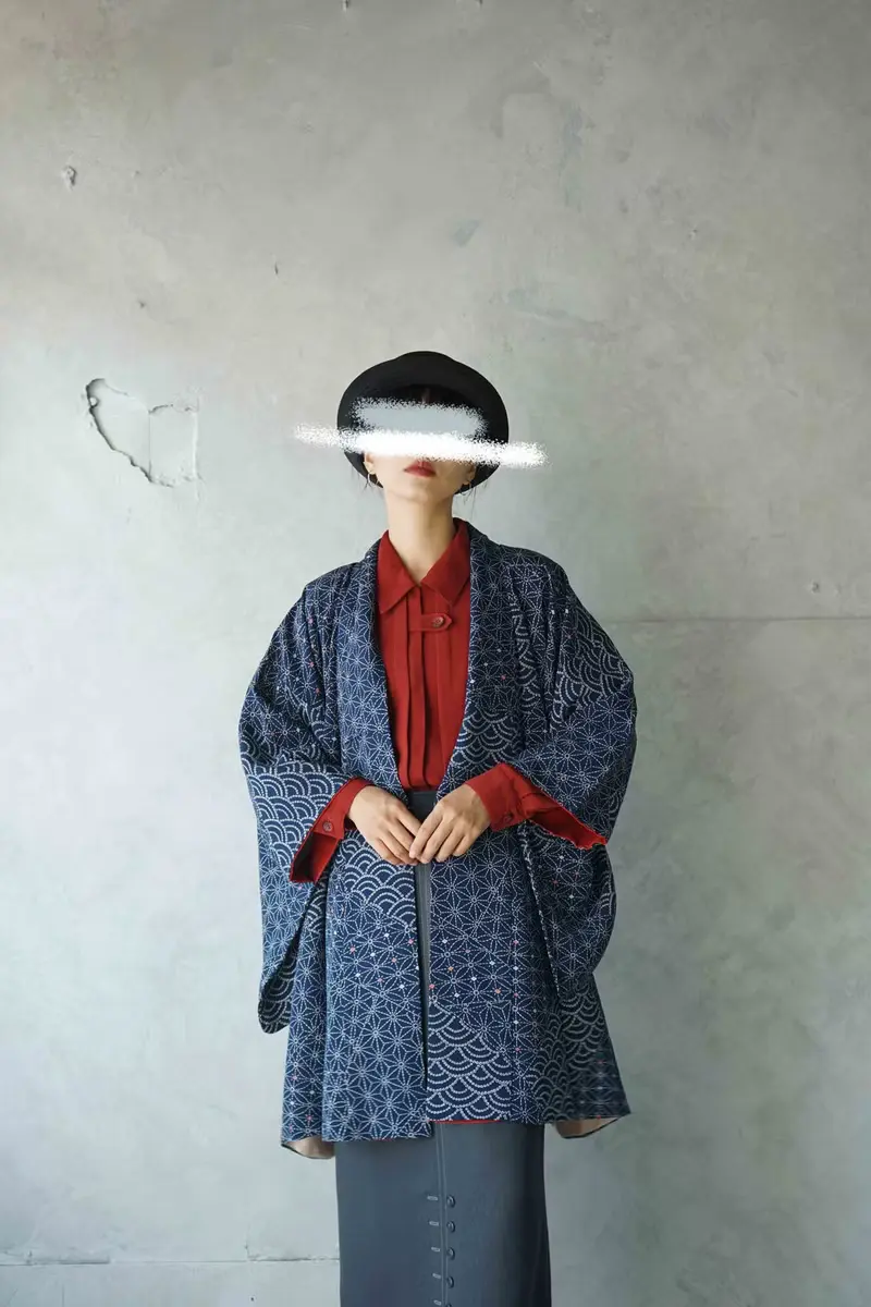 尋寶古著-日本傳統圖紋藍白色印花絹料小紋和服改製罩衫外套