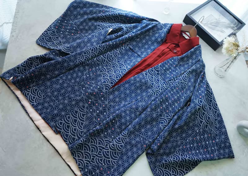 尋寶古著-日本傳統圖紋藍白色印花絹料小紋和服改製罩衫外套