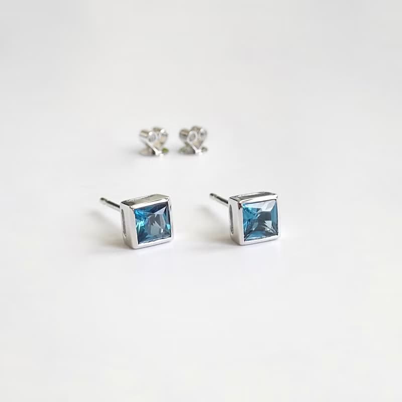 限量現貨 - 天然拓帕石 深孔雀藍 方形 純 18K 白金耳環 0.766 ct