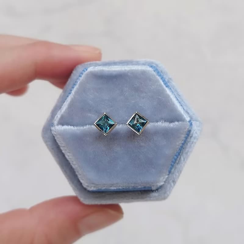 限量現貨 - 天然拓帕石 深孔雀藍 方形 純 18K 白金耳環 0.766 ct