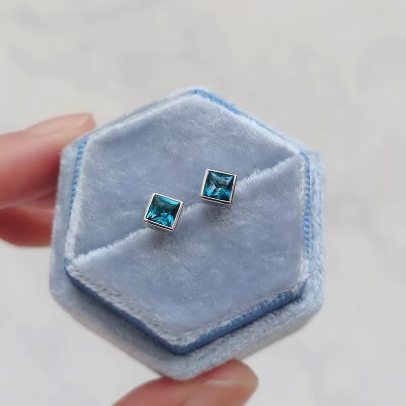 限量現貨 - 天然拓帕石 深孔雀藍 方形 純 18K 白金耳環 0.766 ct