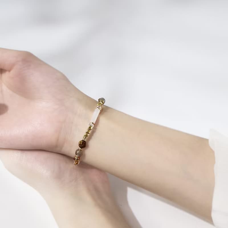 陽光灑落在石板路上 | A60虎眼石漢白玉拉長石手鍊