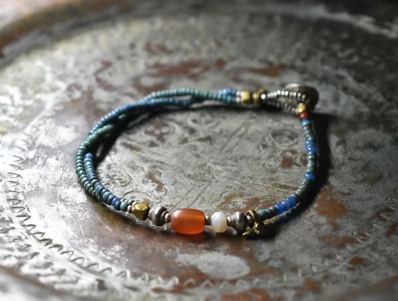 シャン族ヴィンテージカーネリアン、古代瑪瑙、oldチンシルバーとオリッサブラスのアンティーク水浅葱色mixシードビーズの華奢なブレス