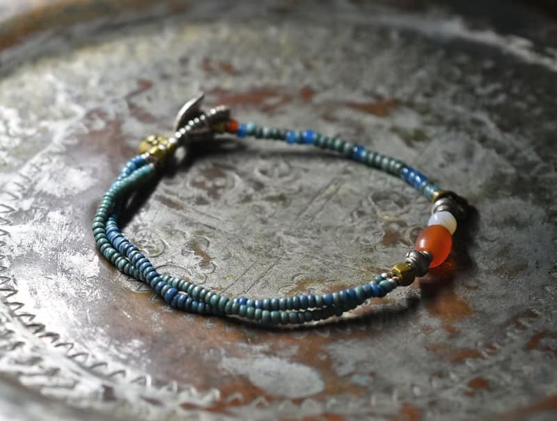 シャン族ヴィンテージカーネリアン、古代瑪瑙、oldチンシルバーとオリッサブラスのアンティーク水浅葱色mixシードビーズの華奢なブレス