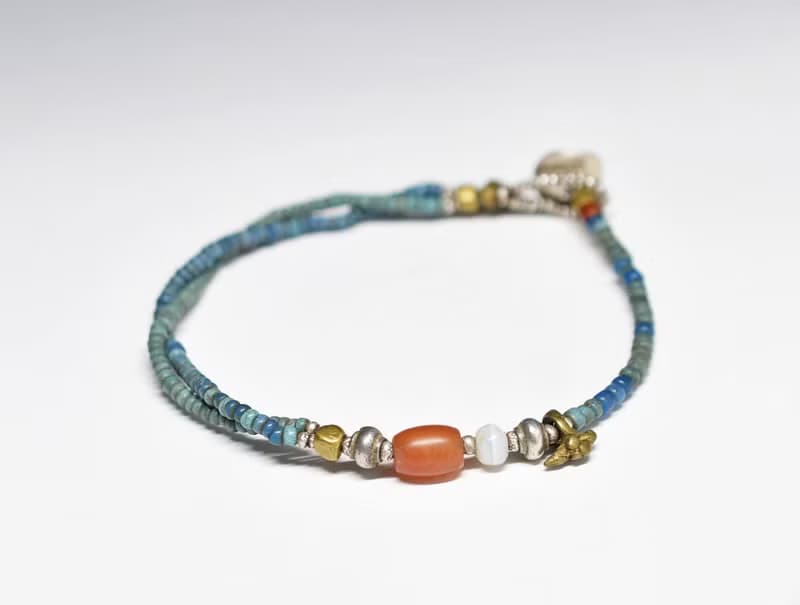 シャン族ヴィンテージカーネリアン、古代瑪瑙、oldチンシルバーとオリッサブラスのアンティーク水浅葱色mixシードビーズの華奢なブレス