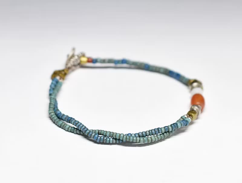 シャン族ヴィンテージカーネリアン、古代瑪瑙、oldチンシルバーとオリッサブラスのアンティーク水浅葱色mixシードビーズの華奢なブレス