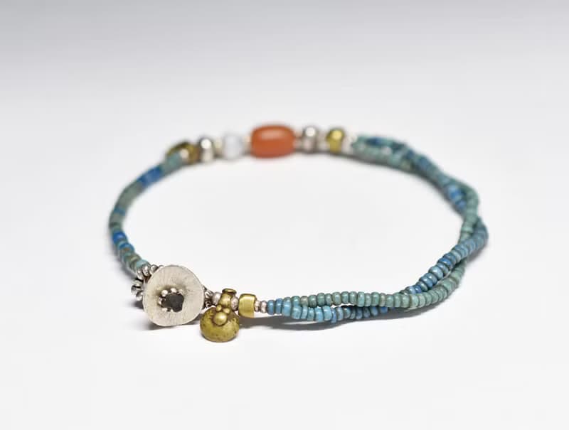 シャン族ヴィンテージカーネリアン、古代瑪瑙、oldチンシルバーとオリッサブラスのアンティーク水浅葱色mixシードビーズの華奢なブレス