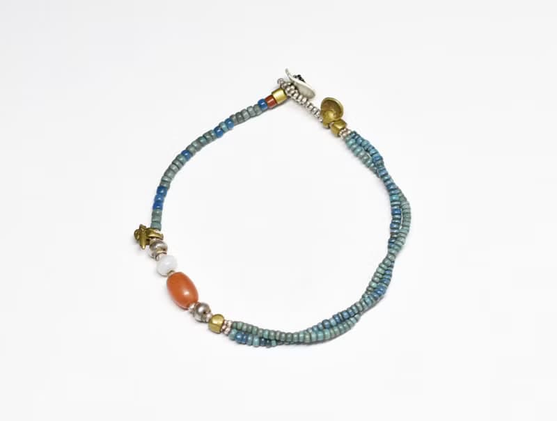 シャン族ヴィンテージカーネリアン、古代瑪瑙、oldチンシルバーとオリッサブラスのアンティーク水浅葱色mixシードビーズの華奢なブレス