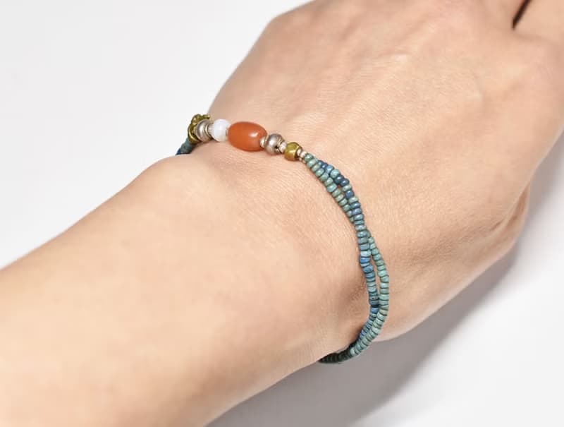 シャン族ヴィンテージカーネリアン、古代瑪瑙、oldチンシルバーとオリッサブラスのアンティーク水浅葱色mixシードビーズの華奢なブレス