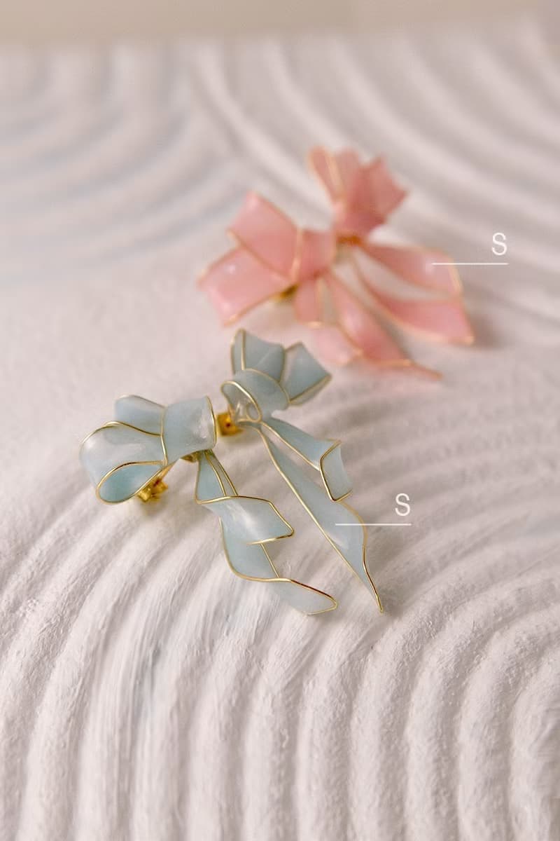 翩翩澎澎 / 藍 / 側立體蝴蝶結 手工樹脂耳環 耳夾