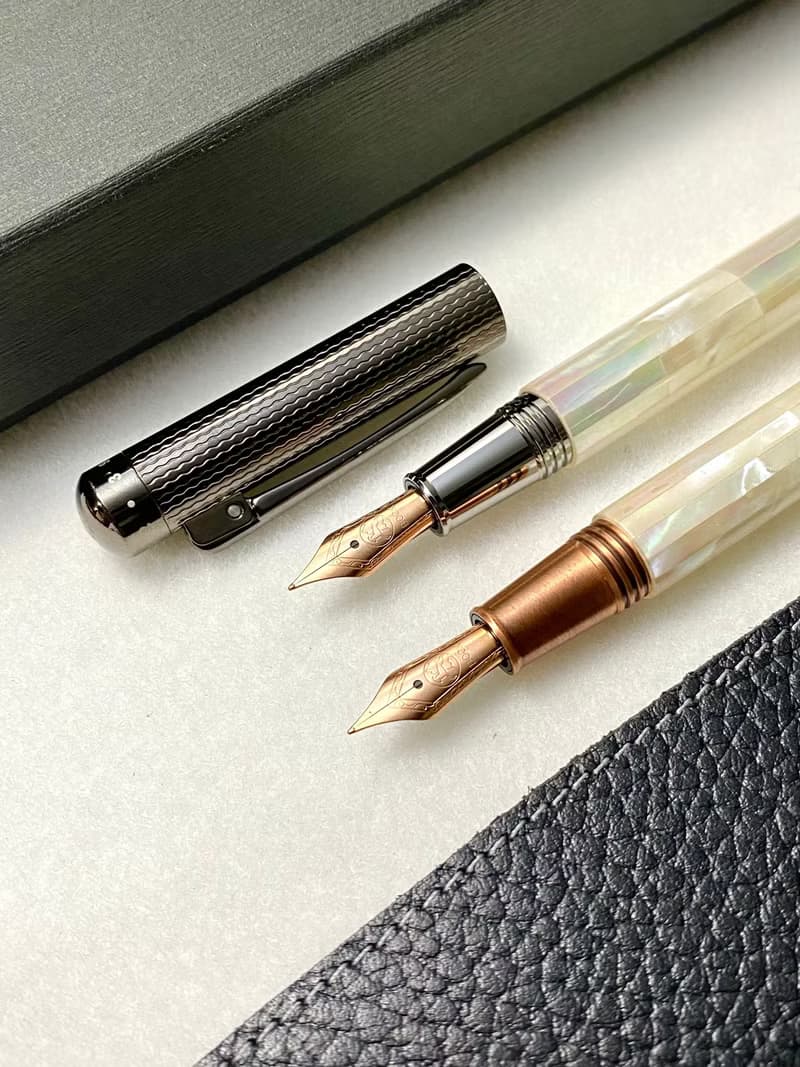 3952老山羊-鵝鑾鼻 珍珠母貝 玫瑰金鋼尖鋼筆