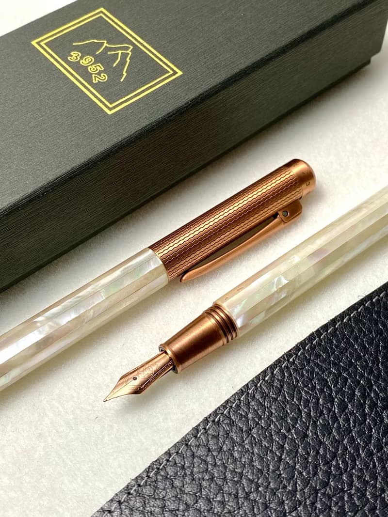 3952老山羊-鵝鑾鼻 珍珠母貝 玫瑰金鋼尖鋼筆