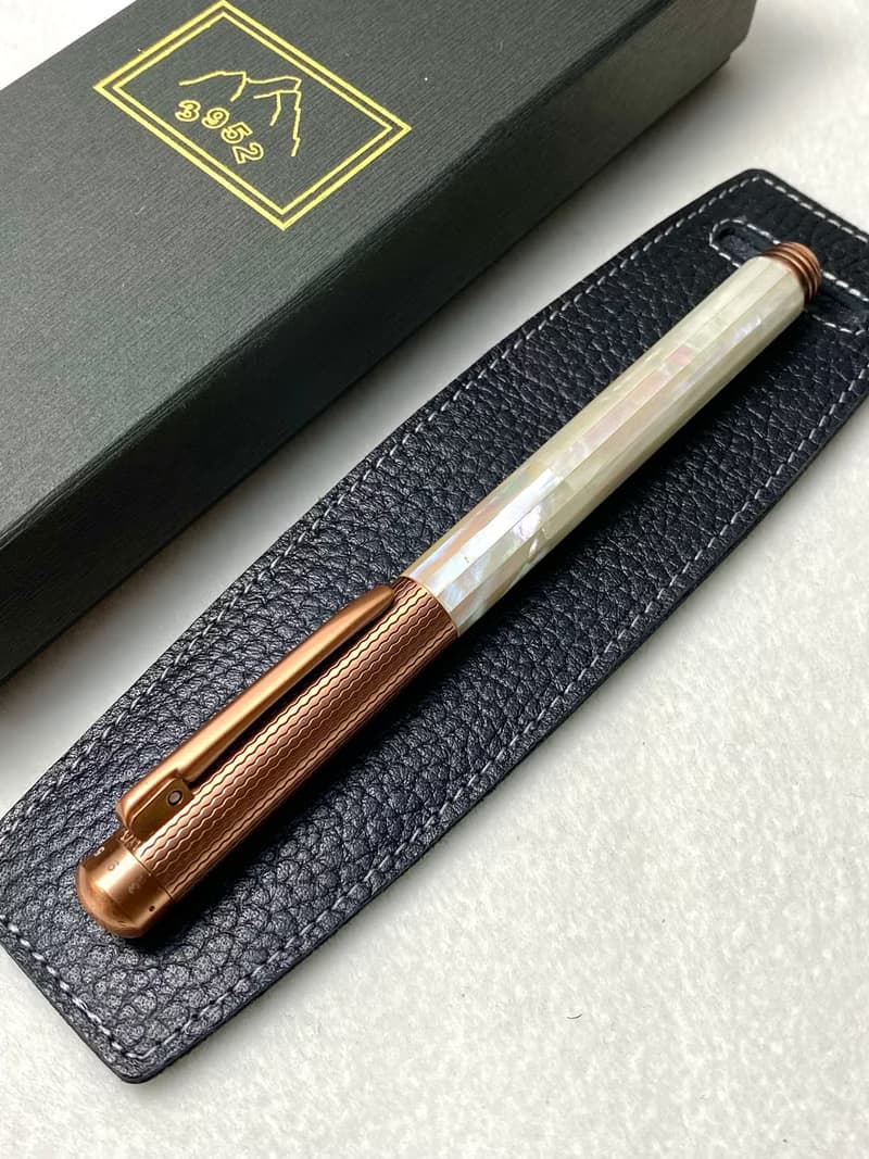 3952老山羊-鵝鑾鼻 珍珠母貝 玫瑰金鋼尖鋼筆