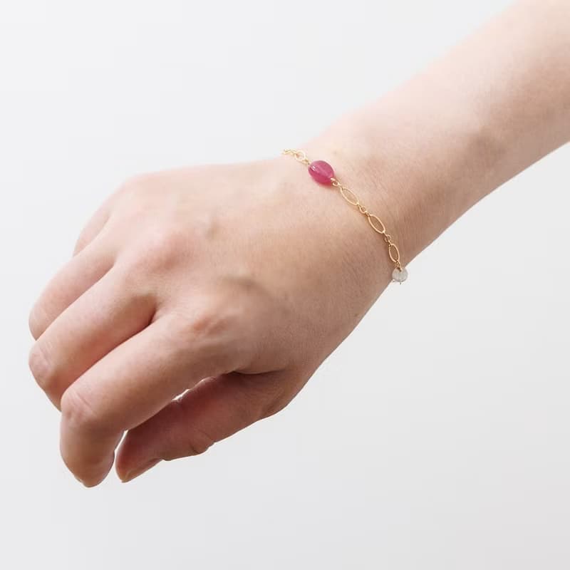 ルビーとブルームーンストーンの14kgf ブレスレット 大人可愛い 華奢アクセサリー