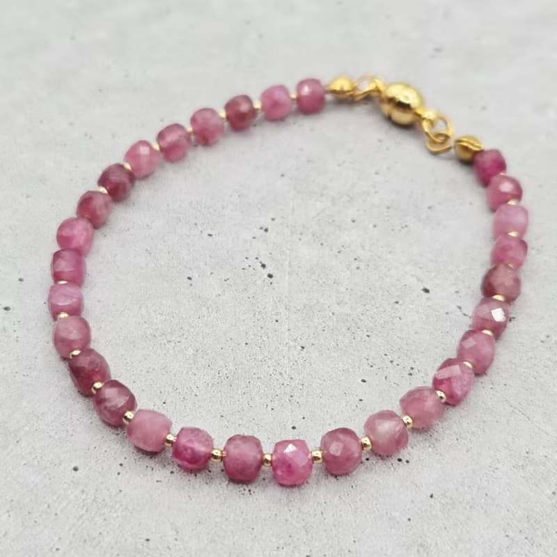 【日本製】ピンクトルマリンのキューブビーズブレスレット　 不器用さんでも安心、ストレスゼロのワンタッチ装着