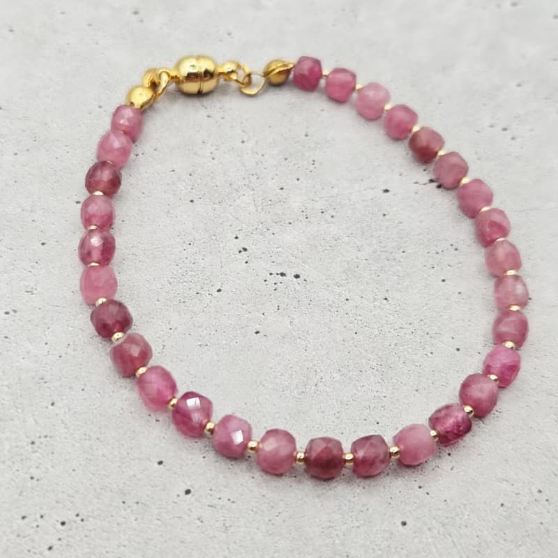 【日本製】ピンクトルマリンのキューブビーズブレスレット　 不器用さんでも安心、ストレスゼロのワンタッチ装着