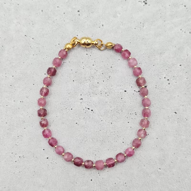 【日本製】ピンクトルマリンのキューブビーズブレスレット　 不器用さんでも安心、ストレスゼロのワンタッチ装着