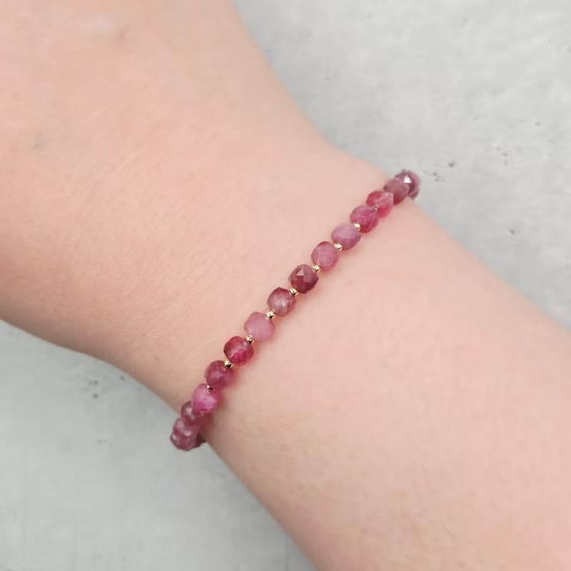 【日本製】ピンクトルマリンのキューブビーズブレスレット　 不器用さんでも安心、ストレスゼロのワンタッチ装着