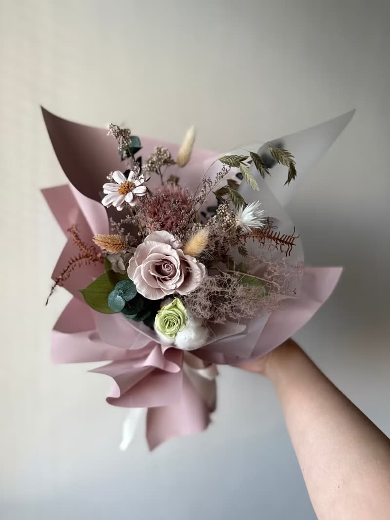 乾燥玫瑰粉綠色花束—艸心永生花