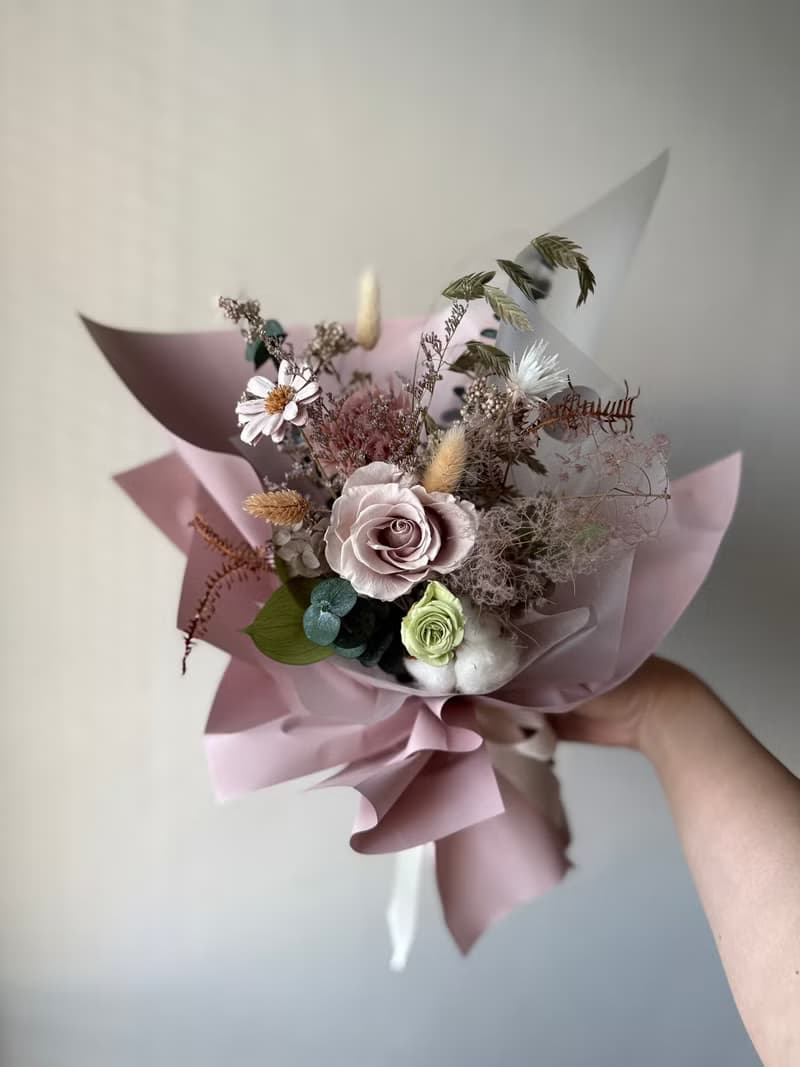 乾燥玫瑰粉綠色花束—艸心永生花