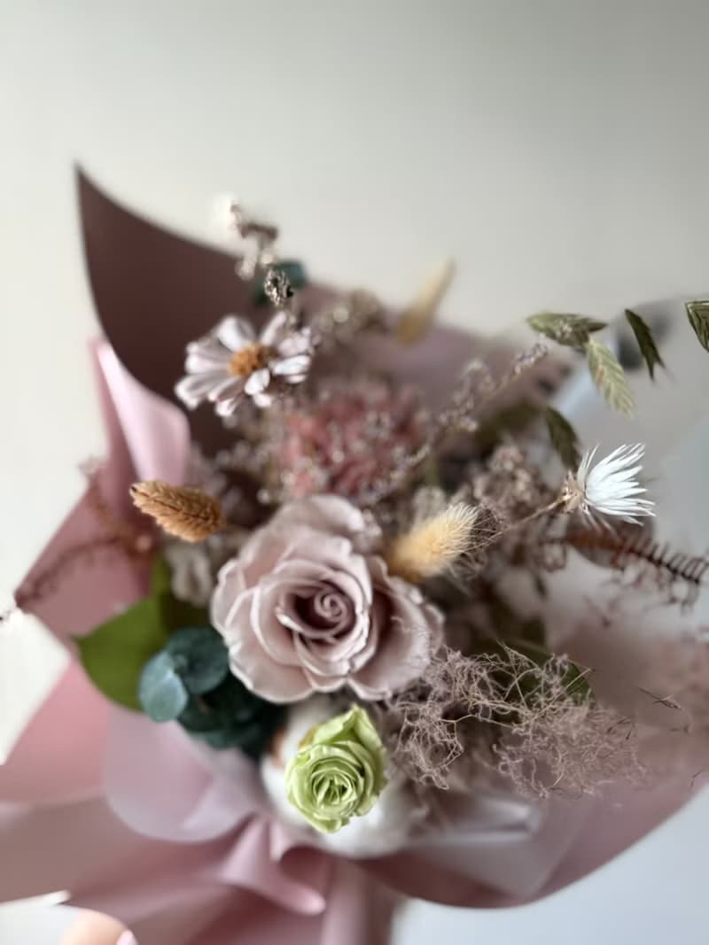乾燥玫瑰粉綠色花束—艸心永生花
